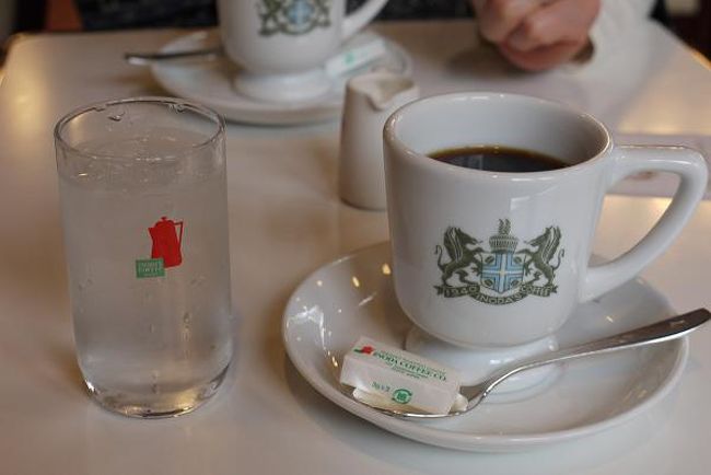 産寧坂の青龍苑内にあるイノダ清水支店に行きました。<br />平成１２年ごろ、料亭「京都阪口、霊鷲山荘」が「青龍苑」に変わったところに出店したお店です。<br />お庭の眺めが良いと聞いていましたが、観光名所のど真ん中ということで、なかなか足が向きませんでした。<br />コーヒーは「アラビアの真珠」、お砂糖とミルクは「別にお願いします」と注文し、好みの味でいただきます。<br />イノダでは、もっとも合う分量のミルクと砂糖をあらかじめ入れたものが通常出されるので、「砂糖とミルクをお入れしてよろしいでしょうか」と尋ねられます。