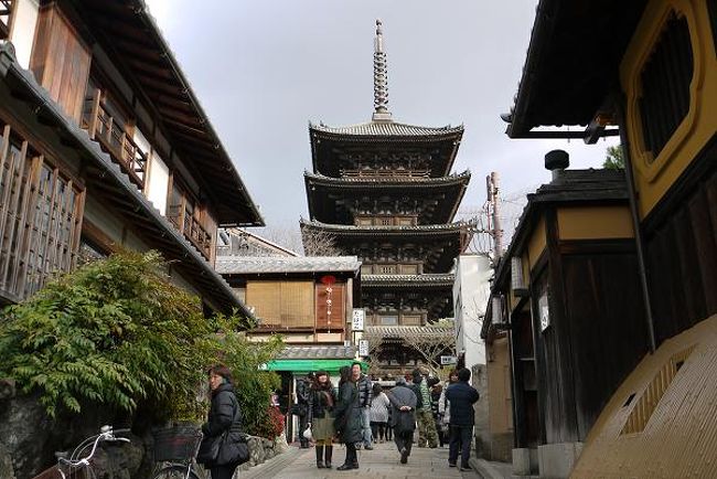 「八坂の塔」の近くには、たくさんの「にせ舞妓はん」がいやはりました。