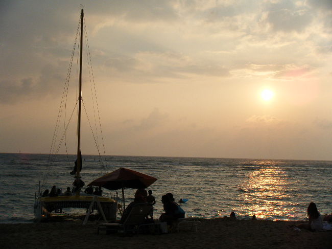 夕暮れのワイキキビーチ。お散歩をしました。