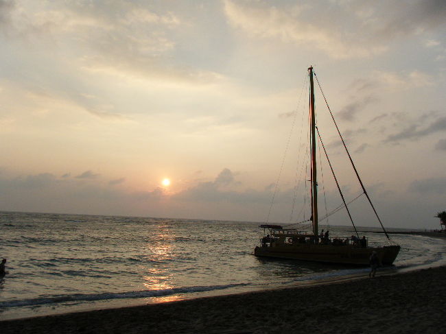 これからサンセットクルージングをするカタマランです。