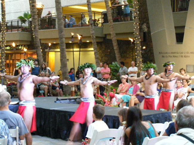 ロイヤルハワイアンセンターでフラのショー。