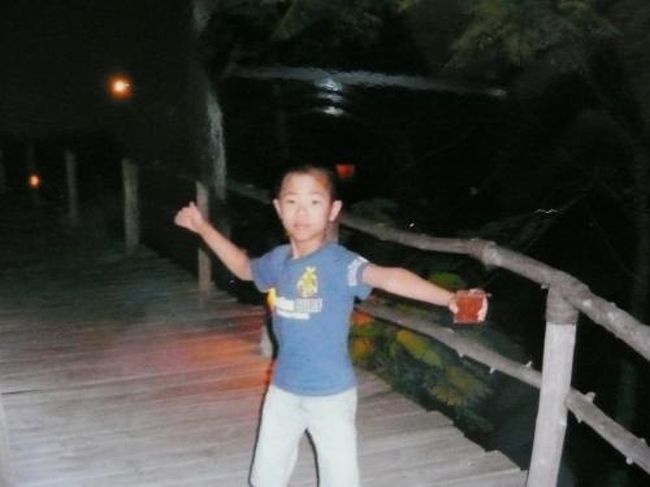 受付にいくと・・・ガーン！！！！<br />まさかのトラブル。<br /><br />予約がない！？<br />こんなことがよくあるお国と聞いてたが・・・・。<br /><br />予約表を渡し、なんとか宿泊できました。<br /><br />さあ、気を取り直して部屋へ向かうよ〜。<br />どこからか、動物の声　虫の鳴き声が聞こえます。<br />