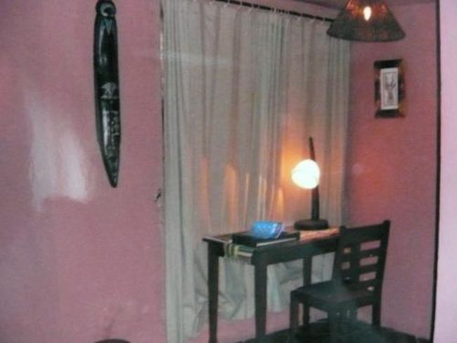 ツリーハウスの２階の部屋。<br /><br />２階といっても　１階はなにもありません。<br /><br />部屋の中はすっきりしていて　清潔です。<br />ヤモリや虫にも滞在中会いませんでした。<br /><br />クーラーも問題なし。<br />