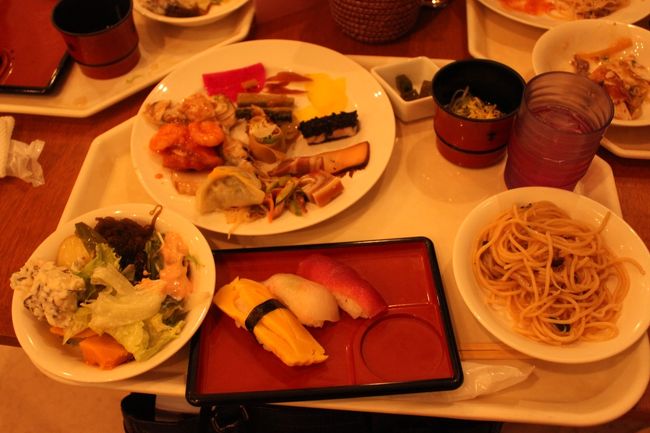 このお寿司はちゃんと板前さんがいて握ってくれたのだけど、すし飯がまずくて残念でした。沖縄のご飯はやっぱりイマイチなんでしょうか。でも、五穀米を食べたけど遜色なかったように思うのですが…<br />ほかはまあまあでした。<br />いろいろ欲張りすぎたかな。でも、このお皿の後何度か、また取りに行ったのでした。