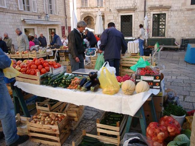 ←ドブロヴニク旧市街、グンドゥリチェグ広場の朝市