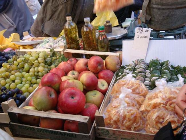 ←ドブロヴニク旧市街、グンドゥリチェグ広場の朝市<br /><br />右下、オレンジピールの砂糖漬けはなかなか美味しそうでした。<br /><br />右上、干し柿のように見えるのは、月桂樹の葉とドライイチジクにひもを通したもの。<br />イチジクはクロアチアを代表する果物。