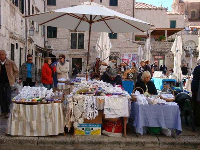 ←ドブロヴニク旧市街、グンドゥリチェグ広場の朝市<br /><br />レースやハーブ・アロマ製品の露天では、店番しながらポプリを仕上げるおばさんもいました。