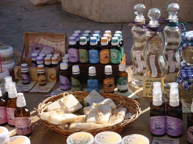←ドブロヴニク旧市街、グンドゥリチェグ広場の朝市<br /><br />自家製のハーブオイルや各種のアロマオイルが並ぶ露天。