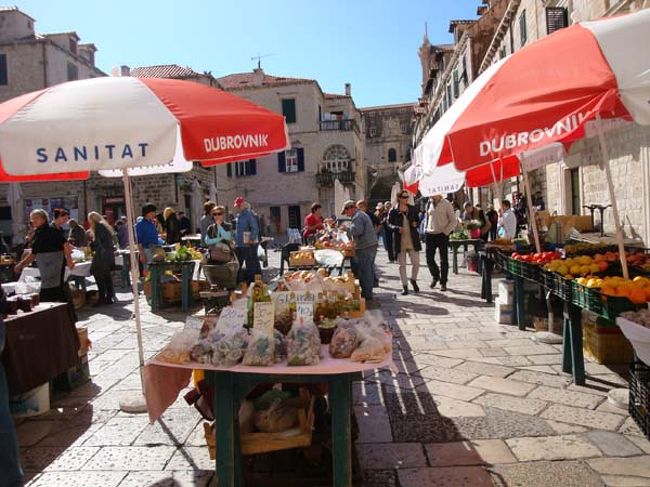 ←ドブロヴニク旧市街、グンドゥリチェグ広場の朝市<br /><br />ドライイチジクは、粒が大きくてとても美味しそうだったのですが、嵩張るお土産は苦手なのであきらめました。