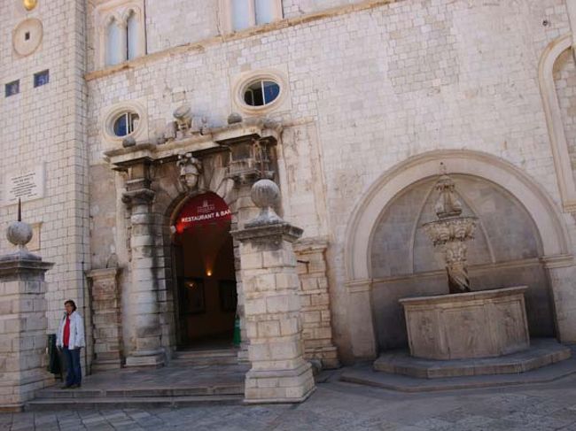 ←市場を出てきたところに、オノフリオの小噴水がありました。（大噴水は、旧市街の入口、ピレ門の脇にあります）<br /><br />左側は、昼食に利用したレストラン「アルセナル」の入口。