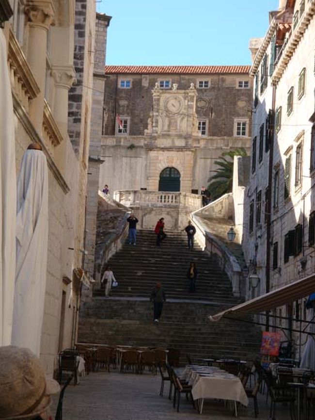 ←広場から大聖堂に向かう途中にある、ドブロヴニクの「スペイン階段」