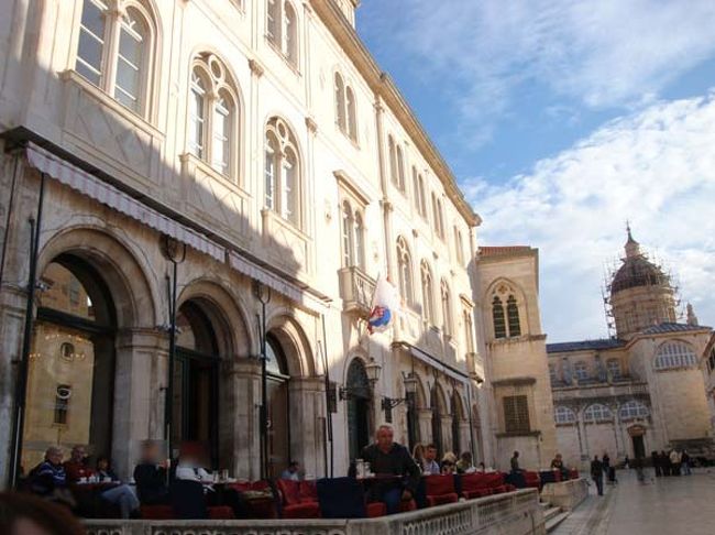 ←正面に大聖堂が見える「ルジャ広場」<br /><br />大聖堂は、外部の修復工事中でしたが、中央にドームをもつ壮麗なバロック様式です。<br /><br />大聖堂の宝物室に飾ってある聖遺物やきらびやかな黄金の宝飾品が素晴らしいのですが、写真撮影は禁止でした。<br /><br />また、主祭壇のティツィアーノの「聖母被昇天」の祭壇画もとても見事な作品でした。