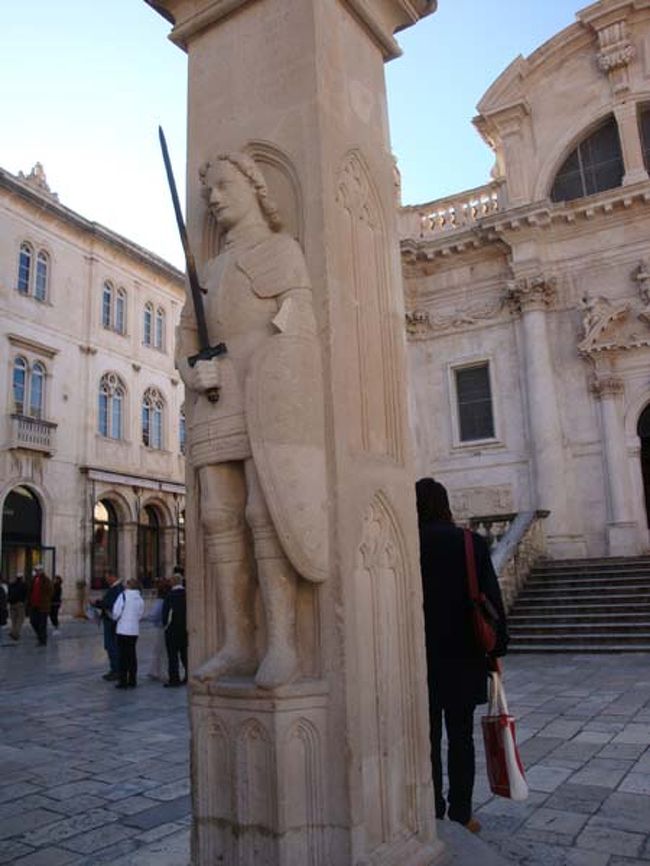 ←旧市街の中心、ルジャ広場にある「ローラント像」<br /><br />伝説の騎士・ローラントの像の右腕の肘から手首までの長さ51.2センチが商取引の際に使う長さの基準とされていたそうです。