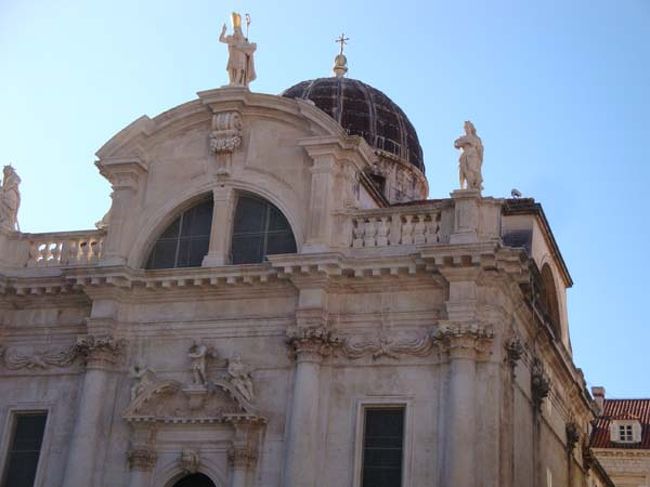 ←ルジャ広場にある「聖ヴラホ教会」<br /><br />街の守護聖人、聖ヴラホをまつる教会の屋根には、聖ヴラホの像が建っています。<br /><br />聖ヴラホの像は、旧市街の入口「ピレ門」など街の各所で見られます。