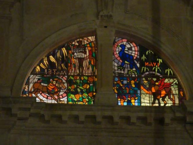 ←ライトアップされた「聖ヴラホ教会」のステンドグラス