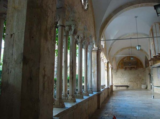 ←ドブロヴニク旧市街の「フランシスコ会修道院」<br /><br />ピレ門のすぐ脇にある大きな建物には、14世紀ロマネスクの美しい回廊があります。