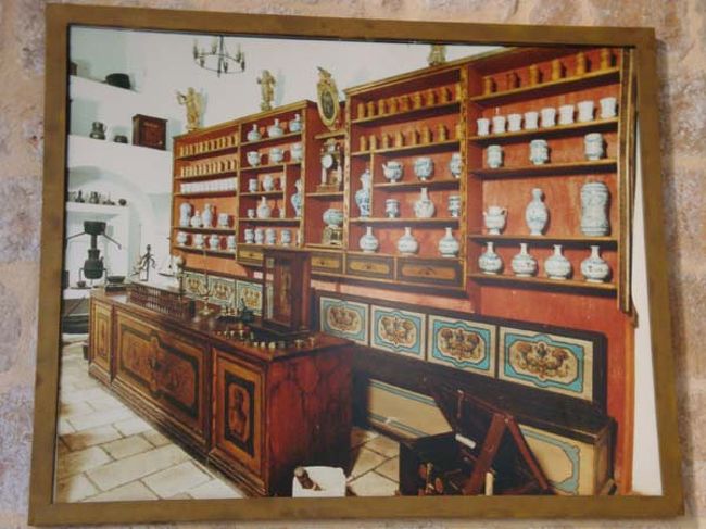 ←修道院の回廊奥にある部屋は博物館となって公開されていますが写真撮影は禁止。<br /><br />写真パネルは、昔薬局として使われていた部屋の様子。この薬局は、クロアチア最古、世界で3番目に古い薬局で、今なお別の部屋で営業中。<br />（世界最古の薬局は、フィレンツェのサンタ・マリア・ノヴェッラ教会の薬局）