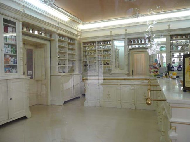 ←現在の「マラ・ブラーチャ薬局」<br /><br />修道院が建設当初から併設された薬局では、中世から受け継がれたレシピに基づき、薬草をふんだんに使った化粧品やハーブティが日本人観光客にも人気です。