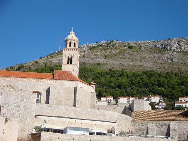 ←旧港の近く、スルジ山のふもとにある「ドミニコ会修道院」は14世紀に完成したゴシック様式の重厚な建物。