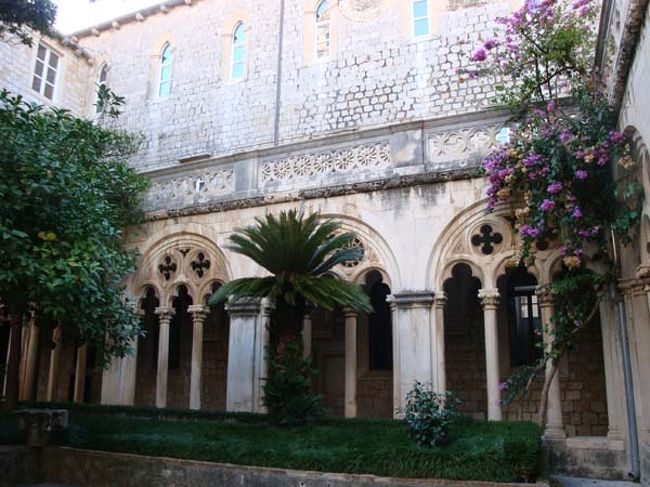 ←「ドミニコ会修道院」の三連アーチの回廊。<br /><br />教会には、ティツィアーノが描いた「聖マグダレナの祭壇画」や、ロヴロ・ドブリチェヴィッチによる「イエス・キリストの洗礼」の祭壇画という見事な作品がありましたが、絵はがきを売っていなかったのが残念でした。