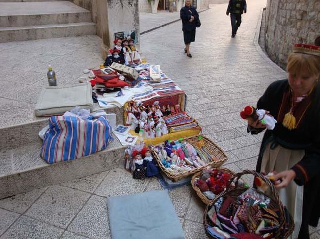 ←教会の階段下の露天には、民族衣装の人形やポプリなど素朴なクロアチアのお土産グッズの数々が並んでいました。