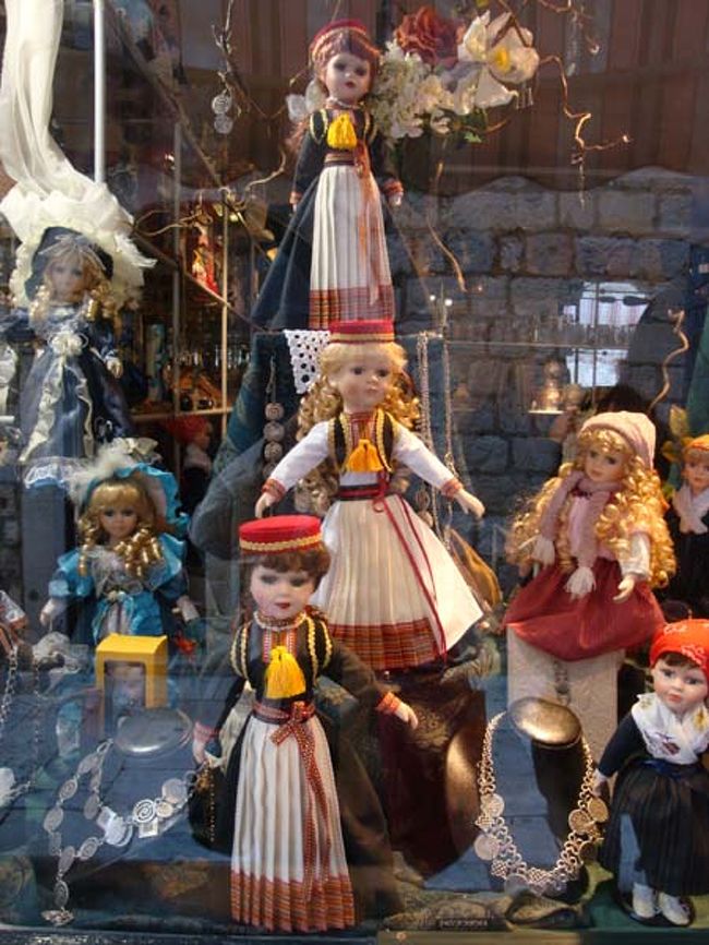 ←クロアチアの民族衣装を着た人形たち