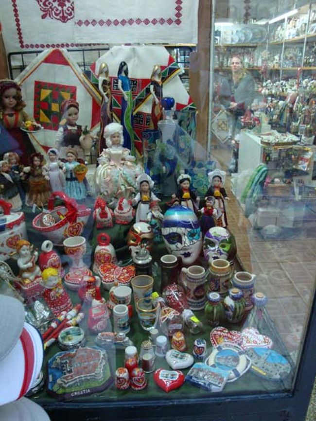 ←クロアチアの民芸品に混じって、ヴェネツィアの（？）仮面も