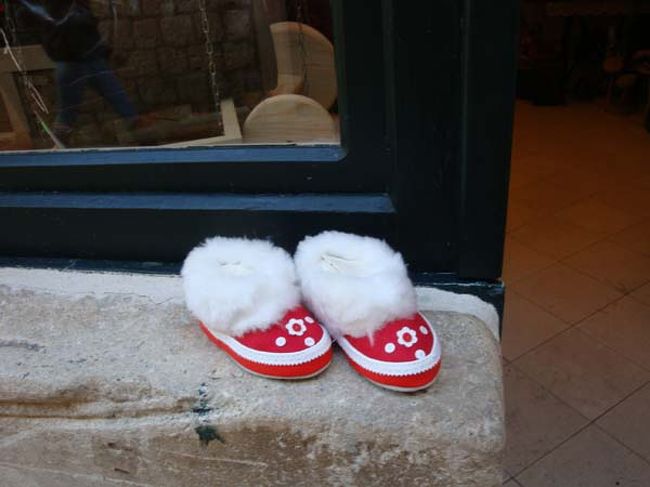 ←赤と白のクロアチアカラーの子供靴