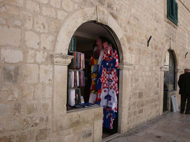 ←サッカー大国クロアチア代表のサッカーユニホームも飾られていましたが、南アＷ杯は予選敗退してしまいました。