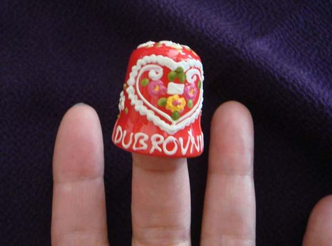 ←土産物屋さんで、クロアチアカラーの可愛い指ぬきを買いました。