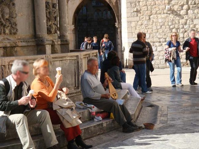 ←ピレ門の近くの「オノフリオ大噴水」のところに座って、何時間も楽器演奏しているおじいさんがいました。<br />日本の琵琶に似ているこの楽器は何でしょうか？