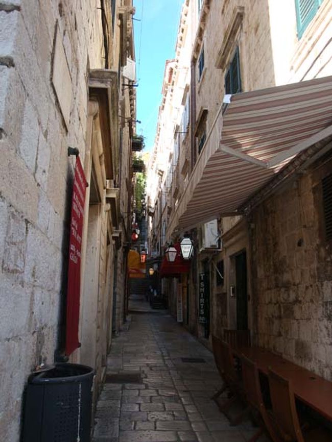 ←ドブロヴニクも旧市街には狭い路地に店がたくさんありました。<br /><br />でも、不況のためか閉店したり空き店舗も多いように見えました。