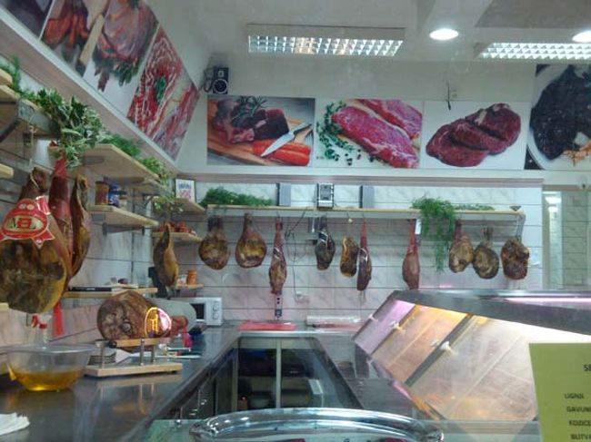 ←旧市街の裏通りの肉屋さんには、生ハムがたくさん吊されていました。<br /><br />今回のツアーは食事付きの日が多く、生ハムを殆ど食べられなかったのが少し心残りです。