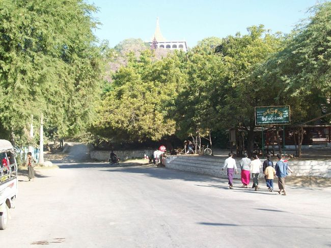 マンダレー・ヒルの麓<br /><br />昨日と同じく、乗合トラックでやってきました。<br /><br />←写真の道を進むと、数分でマンダレー・ヒル入口です。<br /><br />今日は、この周辺のパヤーを見学。<br />写真右手後ろのサンダムニ･パヤーから・・・