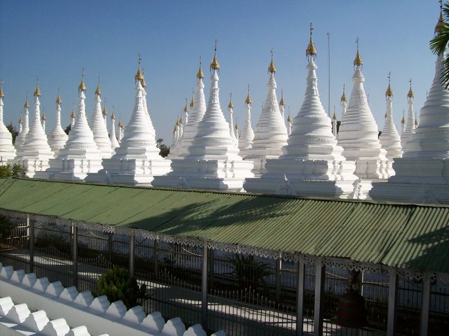 サンダムニ･パヤー<br /><br />真っ白な仏塔がズラリと並んだ、キレイな光景です。