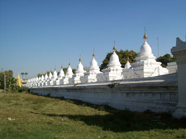 クドードォ･パヤー<br /><br />サンダムニ･パヤーの東隣りにある。<br /><br />サンダムニ･パヤーと同じく、真っ白な仏塔が並んでいる。。。<br />よく見ると、仏塔の形は先ほどのとは違う。。