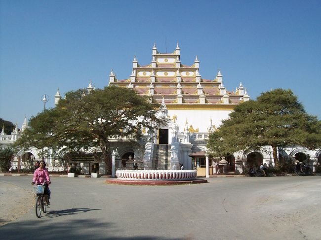 アトゥマシー僧院<br /><br />少し新しそうですが、デカイ僧院です。<br /><br />僧院の中も見学できるんですが、「マンダレー入域料」と言う共通観光切符（10ドル）が必要なので止めました。