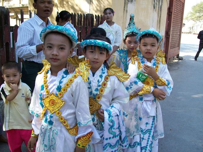 日本だと、夏祭りみたいな井出達なんだけど。<br /><br />僧院へお供え物でも持って行くんだろうか？