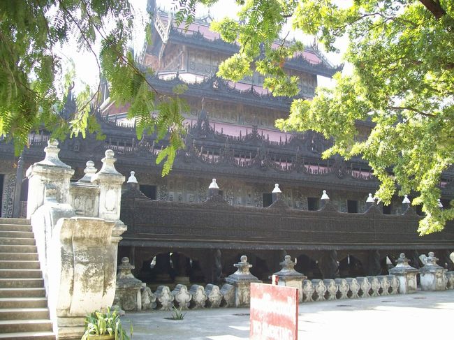 シュエナンドー僧院<br /><br />アトゥマシー僧院の南東隣りにあって、僧院の歴史は古いらしく有名らしい。