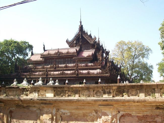 シュエナンドー僧院<br /><br />こちらもマンダレーの共通観光切符（10ドル）が必要です。入らず。。