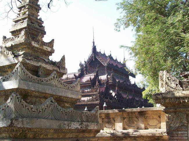 シュエナンドー僧院<br /><br />建物の外観を見る段には、外からでも見えます。