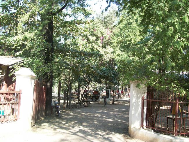 <br /><br />シュエナンドー僧院の横にこんな門があって、<br />