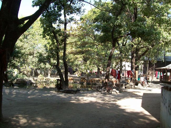 <br /><br />広い中庭があった。<br /><br />奥のほうには、小坊主が居るし、宿舎があるのかな？