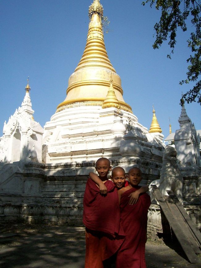 庭には、結構な大きさの仏塔が、ごく自然にあった。