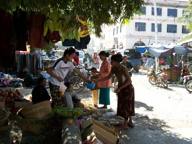 住宅街の道路を通って、、<br /><br />路上の市場を眺めながら・・