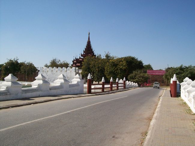 王宮の東門前に着きました。