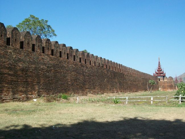 王宮は、一辺が３ｋｍ近い、四角形をしていて、周囲が高い塀に囲まれている。