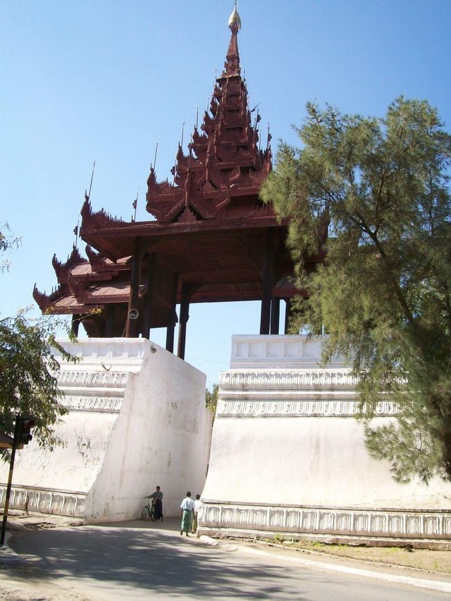 王宮の入口<br /><br />ここもマンダレーの共通観光切符（10ドル）が必要。<br /><br />内部も広大だし、さほど見たいものは無さそうなので、中には入らず。 