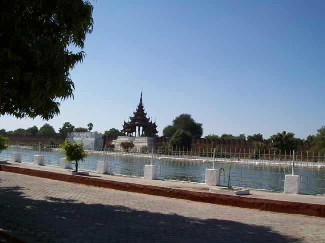 王宮<br /><br />王宮も外から見て、午前の観光は終了。<br />昼食兼休憩のため宿に戻り、午後は市内南部方面の観光へ出かけます。<br /><br />堀の橋たもとにサイカが待機していたので、サイカで戻ります(2000K)。<br />