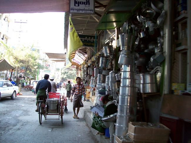 サイカで、王宮から宿へ<br /><br />鍋釜等を売ってる商店街を通り、、